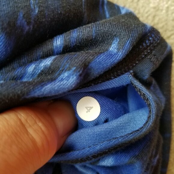 lululemon Wunder Under Crop Hi-Rise in Painted Animal Sprinkler Black, size 4 - Picture 5 of 9